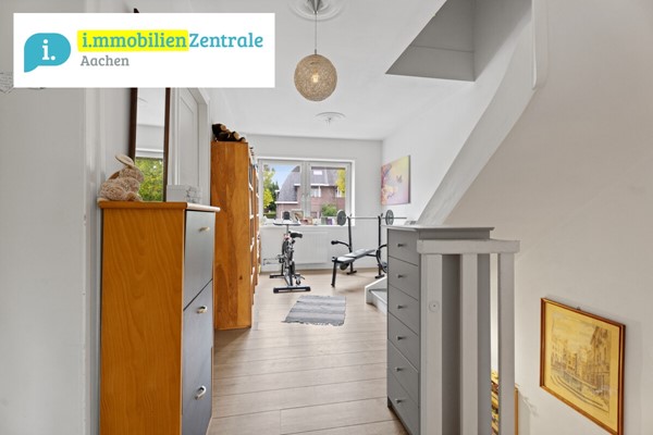 Foto - Te koop: De woning is uit 1925 in de stijl van een klassiek herenhuis en combineert royaal wonen met historische charme en een geheel eigen sfeer in Vaals